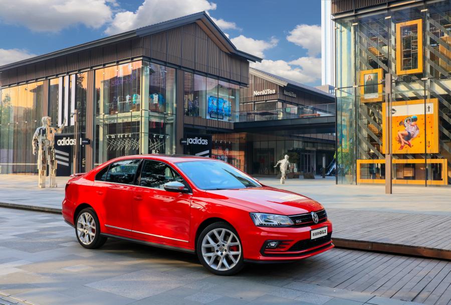  Volkswagen Sagitar GLI 2016 года  (фото 7 из 11)